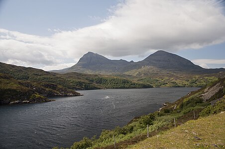 <Nordaufbauten des Sàil Gharbhs (links) und des Sàil Ghorms (rechts) gesehen vom Loch Cairnbawn an der Kylesku Bridge