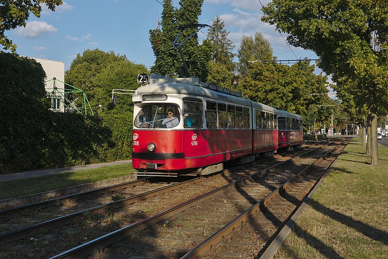 File:2017-09-05 AT Wien 22 Donaustadt, Langobardenstraße, E1 4788+c4 1315 Linie 25 (46956793711).jpg