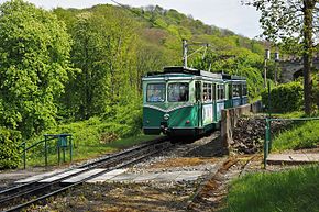 Motorové vozy 6 a 3 na přechodu pro chodce pod hradem Drachenburg