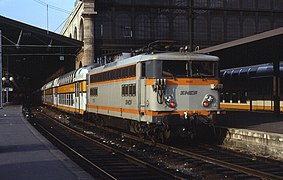 Locomotive BB 17067 et VB2N en livrée « béton ».