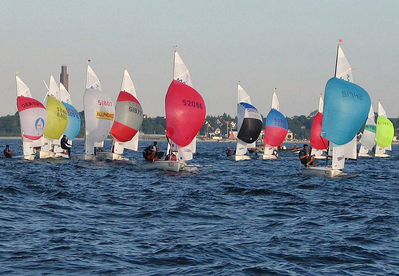 File:420 Class Dinghies with spinnakers.jpg