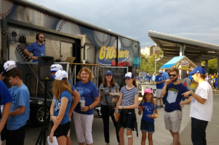 Le studio mobile de la radio sportive 610 au stade Kauffman.