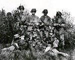 Kamouflerade soldater med amerikanska hjälmnät överdraget på sina m/37 hjälmar, 1956–1957.