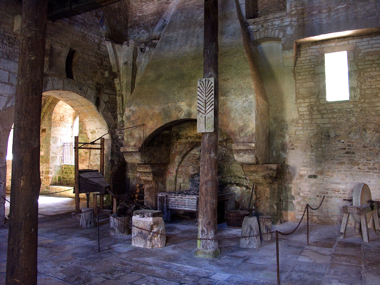 File:Abbaye de Fontenay marteau pilon dans la forge.png