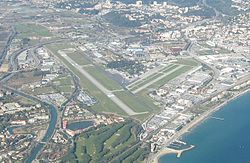 Vue aérienne de l'aéroport de Cannes-Mandelieu (1) .jpg