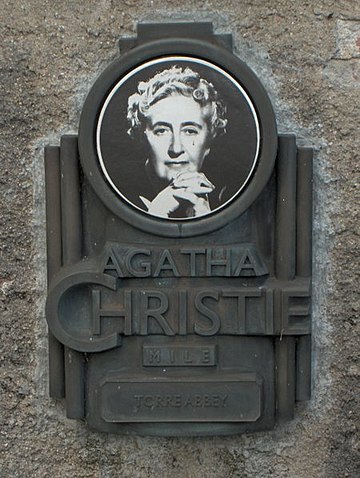 Een plakkaat ter nagedachtenis aan Agatha Christie overleden in 1976