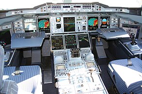 Cockpit van een Airbus A380 met links en rechts de "sidestick"