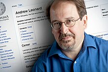 Эндрю Леонард позирует в перед собственной Википедией article.jpg 