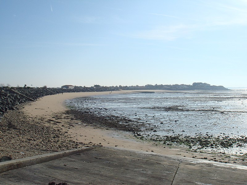 File:AngoulinSeashore.JPG