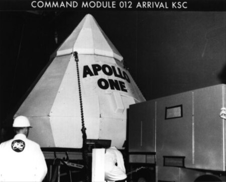 ไฟล์:Apollo_One_CM_arrival_KSC.jpg