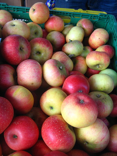 File:Apples (1351014940).jpg