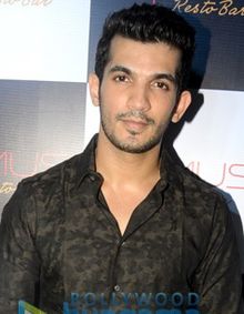 Arjun Bijlani ĉe la lanĉo de la restodrinkejo de Saumya Shetty - Hymus.jpg