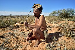 Arri Raats, Kalahari Khomani San Bushman, tabăra Boesmansrus, Northern Cape, Africa de Sud (19919544304) .jpg