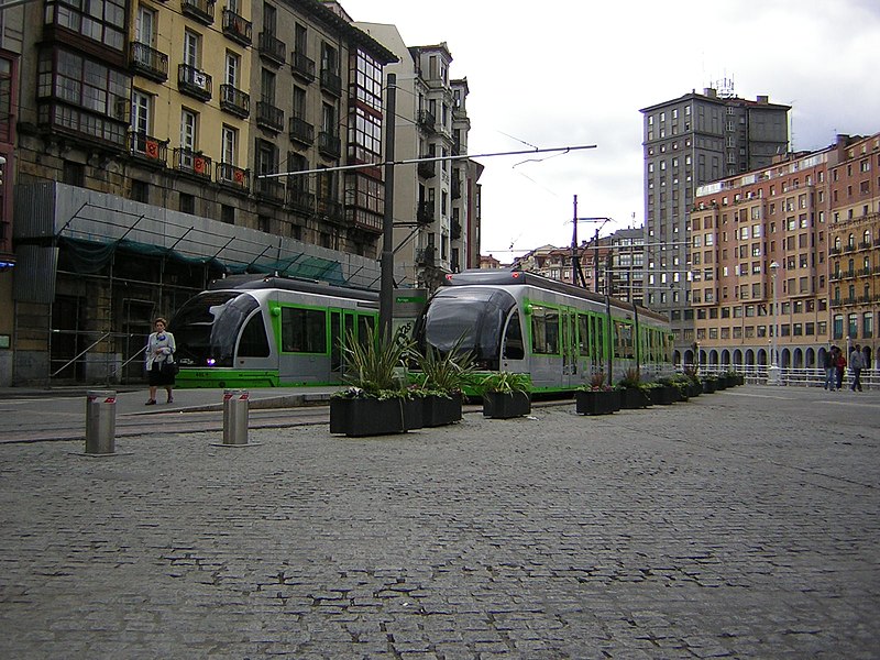 File:Arriaga.Cruce Tranvias. Bilbo.JPG