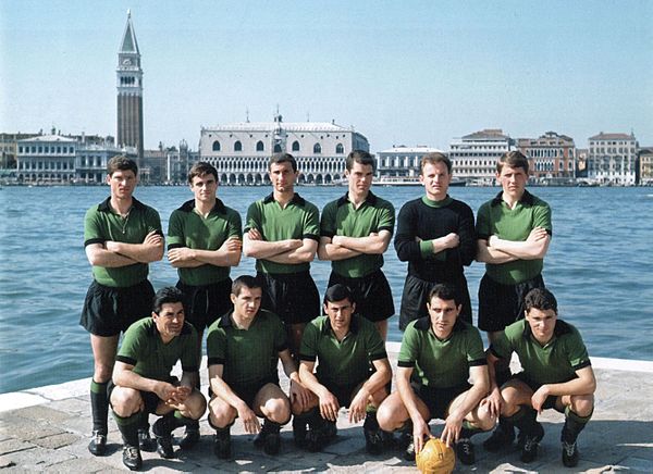 1963–64 Venezia squad with its historical black and green kit