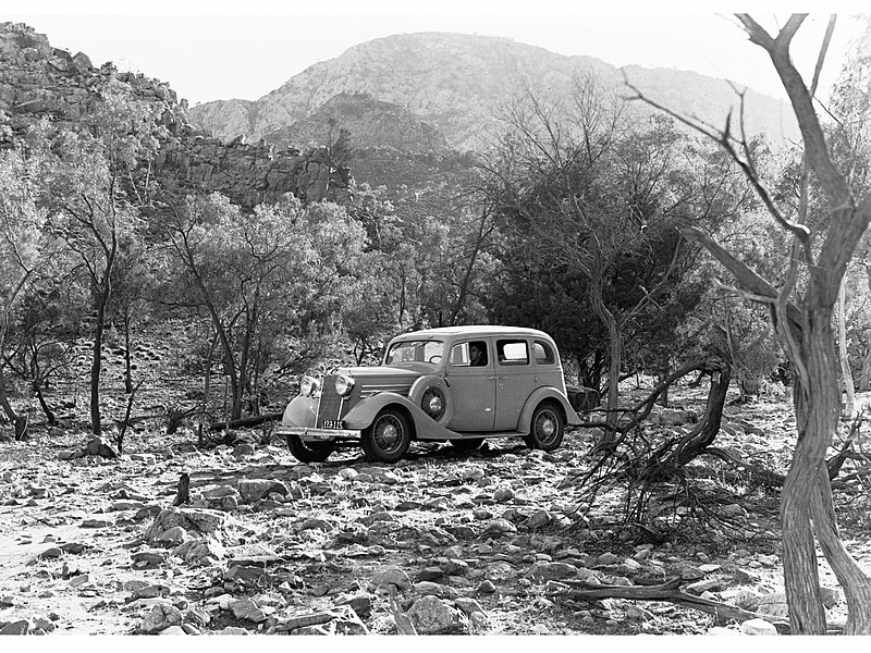 File:Automobile at Finke River Gorge(GN05887).jpg