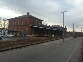 Bahnsteige und Empfangsgebäude