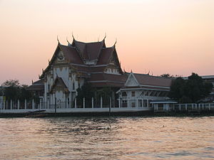 Bangkok 08 - 22 - sunset over the river (3166234343).jpg