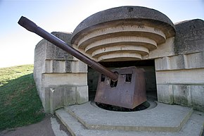 A gun emplacement at Longues-sur-Mer battery, photographed in 2008 Batterie-longues-sur-mer.jpg