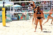 Deutsch: Beachvolleyball bei den Olympischen Jugendspielen 2018; Tag 9, 15. Oktober 2018; Mädchen, Viertelfinale: USA-Spanien 2–1 (21–19/17–21/15–9) English: Beach volleyball at the 2018 Summer Youth Olympics at 15 October 2018 – Girls Quarterfinals: USA-Spain 2–1 (21–19/17–21/15–9)