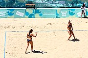 Deutsch: Beachvolleyball bei den Olympischen Jugendspielen 2018; Tag 9, 15. Oktober 2018; Mädchen, Viertelfinale: Italien-China 2–0 (21–16/21–9) English: Beach volleyball at the 2018 Summer Youth Olympics at 15 October 2018 – Girls Quarterfinals: Italy-China 2–0 (21–16/21–9)