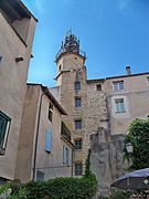 Beffroi de Carpentras, et son campanile en fer forgé, entre 2 bâtiments d'habitations