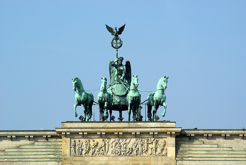 File:Berlin Brandenburger Tor BW 3.jpg