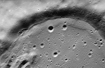 Oblique view of southwestern rim of Bowditch, showing "strand line" and terrace caused by receding lava Bowditch crater SW AS15-P-9960 ASU.jpg