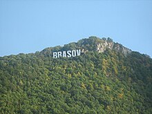 Brașov-Schriftzug über der Stadt am Berg Tâmpa. Der Berg wird von der deutschsprachigen Bevölkerung auch als Zinne oder Kapellenberg bezeichnet.