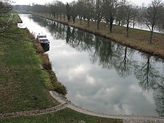 Briare. Juste avant le pont-canal. En contrebas, l'ancien tracé du canal latéral à la Loire avec la Loire à droite. Photo prise depuis l'extrêmité du canal de Briare, juste avant le pont-canal. Vue vers le sud-est.