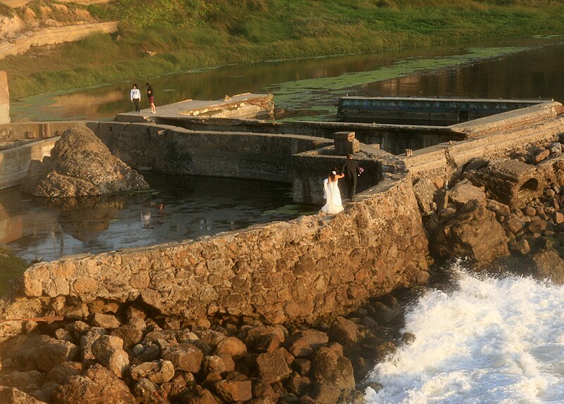 File:Bride and groom on the ruins of sutro bath 2.jpg