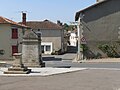 Français : Fontaine Gaillard et rue Ferrade, Brillac, Charente, France