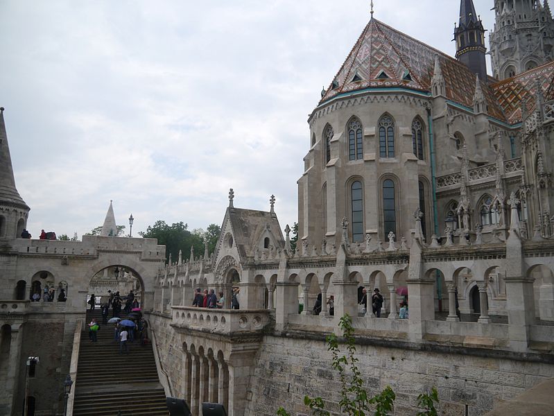 File:Budapest Matthiaskirche Chor 4.JPG