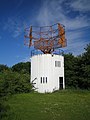 Radartårnet øst for fragtterminalen er bevaret