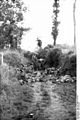 Frankreich; Fallschirmjäger in einem Hohlweg - Frankreich, Sommer 1944; Fallschirmjäger in einem Hohlweg mit (erbeuteter ?) Ausrüstung; PK Fallschirmjäger AOK. Information added by Wikimedia users: Das Foto zeigt die Lafetten erbeuteter britischer Vickers Mk I Maschinengewehre. 21. juni 1944. (Fotograf: Reich, Bundesarchiv, Propagandakompanien der Wehrmacht - Heer und Luftwaffe (Bild 101 I)