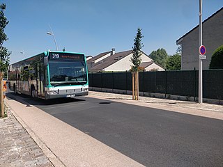 La ligne de bus RATP 319 dans la route de Montjean.
