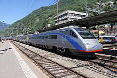 Second Cisalpino livery (Original version). Here, ETR 470 005 arrives at Bellinzona Railway Station on CIS 19 from Zurich to Milan in 2009
