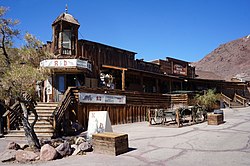 The Calico Mountains and Calico Ghost Town — in the Mojave Desert, Californie (USA).
