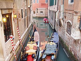 Canal en Venecia avec gondoles - Italy12004 045.jpg
