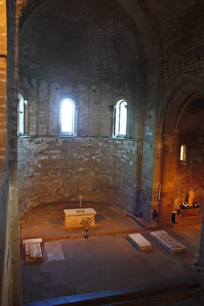 File:Cathédrale de Maguelone-Abside-Dalles Funéraires-Autels.jpg