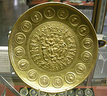 CdM, patera di rennes, oror decorato da monete imperiali da adriano a geta, al centro medaglione con bacco e ercole, metà III sec. dc..JPG