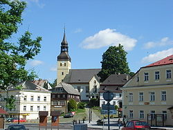 Place avec l'église Saint-Georges et la maison natale de Thaddäus Haenke (à l'extrême droite)