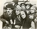 L'Émigrant (1917) : Charlie Chaplin, Edna Purviance et Kitty Bradbury (de g. à d., au premier plan)
