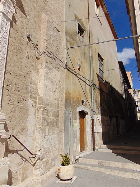 File:Chiesa di San Domenico, lato destro - Tocco da Casauria.jpg