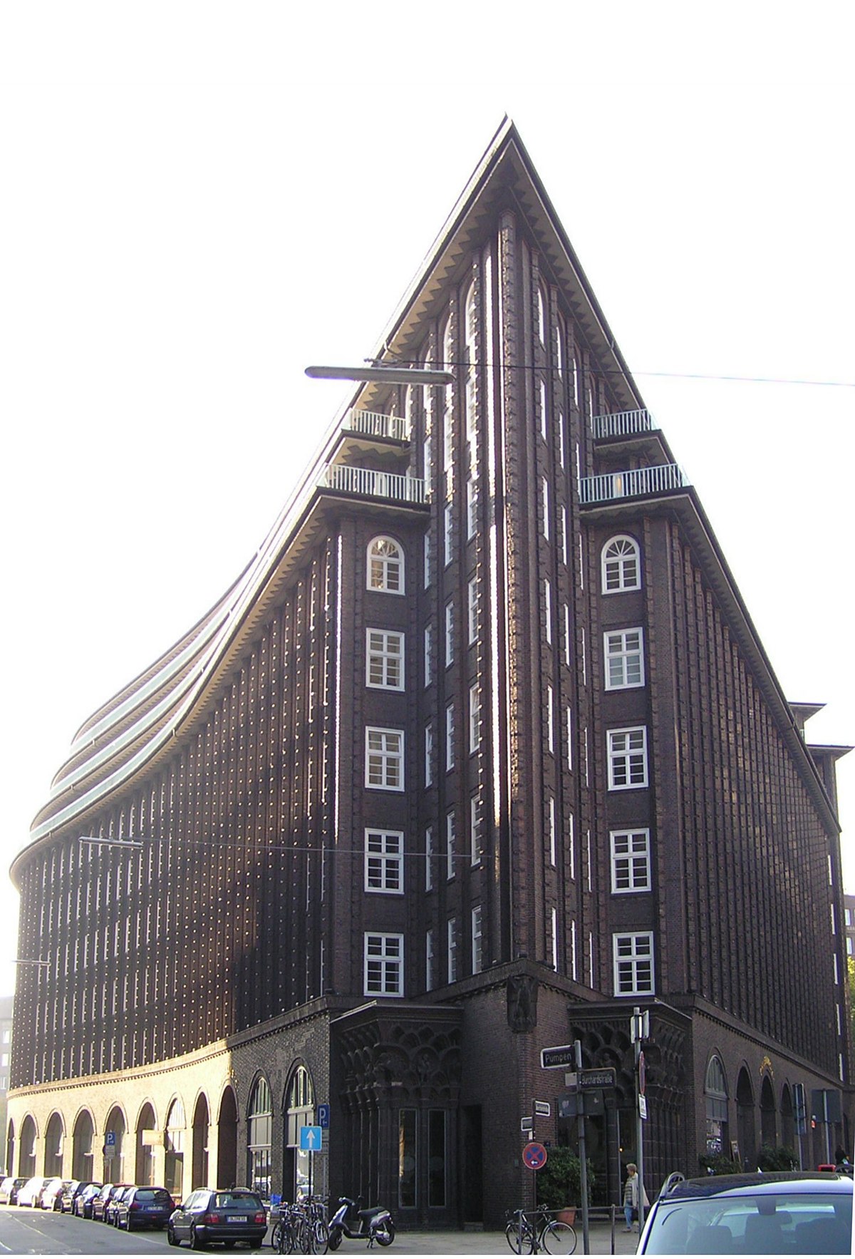 https://upload.wikimedia.org/wikipedia/commons/thumb/a/a4/Chilehaus.jpg/1200px-Chilehaus.jpg