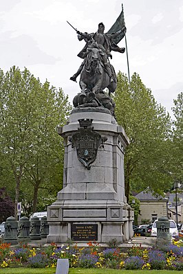 Chinon 00 4618 Statue équestre de Jeanne d'Arc.jpg