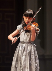 photo d'une jeune violoniste en robe longue