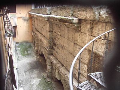 Ruínas do aqueduto no Rione III - Colonna.