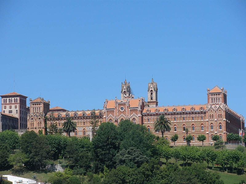 Vista parcial del complejo de la Universidad Pontificia Comillas, en el que se aprecia el Seminario Mayor de la antigua universidad de Comillas diseñado por Lluís Domènech i Montaner. Actualmente el complejo es propiedad del Gobierno de Cantabria y sede de la Fundación Comillas.