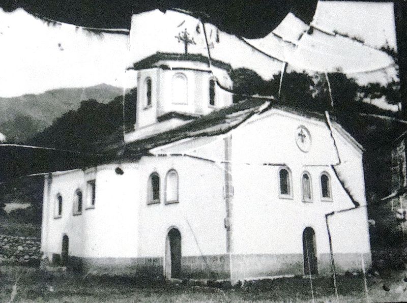File:Crkvata vo selo Bač, Makedonija.jpg